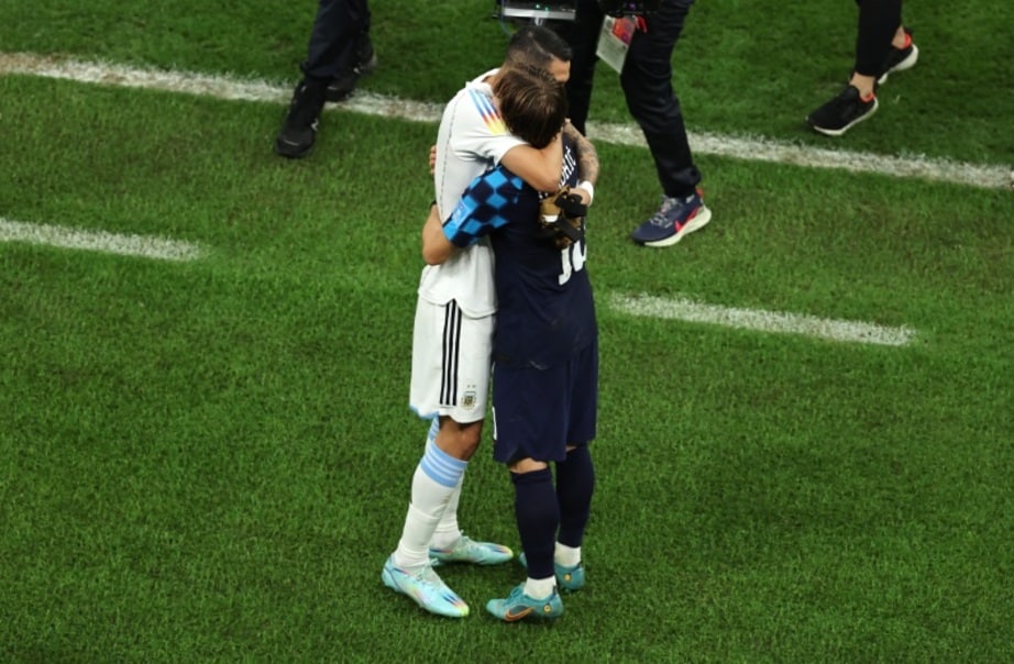 モドリッチ、W杯敗退で涙…“敵”ディマリアが抱きしめる姿がグッとくる