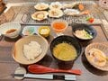 薬丸裕英、妻・石川秀美さんと訪れたホテルの“規格外”な朝食に驚き「朝食という枠では語れないほどの贅沢さ」