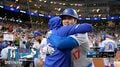 ロバーツ監督、フリーマンも大谷翔平に次々と…史上初「50-50」弾で“粋な”光景 カメラが伝えたド軍ベンチに「泣ける」SNSも感動