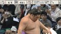 土俵下に落下した力士をすぐ助けにいく尊富士