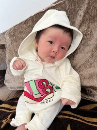 石田安奈『GUCCIのベビー服』