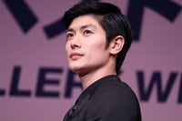 黒木メイサ&三浦春馬、キュートな“覗き見ショット”を公開「可愛すぎるヤバイ」と反響