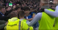 三笘薫が観客席でもみくちゃに…相棒・マーチの“カミナリシュート”が決まり歓喜のサポーターと大はしゃぎ