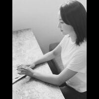 平祐奈、打ち合わせ中のモノクロショットに反響「横顔美人」「鼻高くて羨ましい」