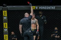 【映像】顔面キックで“一発”レッド