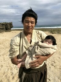 鈴木亮平『西郷どん』初のキスシーンは「まさかの石橋蓮司さんとでした」