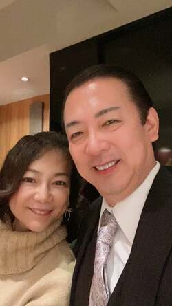  堀ちえみの夫、忘年会で訪れた店での妻との2ショットを公開「最高の笑顔」「素敵」の声 