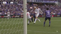 「どうなってんの」記録員も間違えた！チャンスシーンで敵味方3人が入り乱れ得点者が判別できない “ミラクルシュート” が決まった瞬間「これって誰のゴール？」