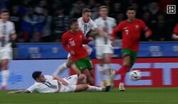 退場だ！ 親善試合なのに…エグい“殺人タックル”でポルトガル代表MFが悶絶！ 真横から足首を刈ったスロベニア代表DFはレッドカードに値