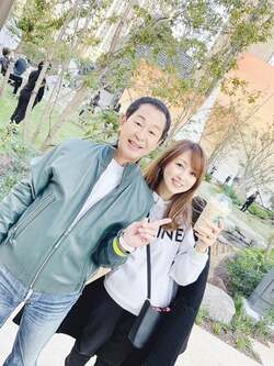  渡辺美奈代、散策中に遭遇した人物との2ショットを公開「偶然お会いした主人のお友達の」 