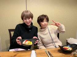  秋野暢子、大盛り上がりだった食事会での榊原郁恵との2ショット「娘の結婚お祝いを頂き」 