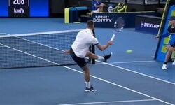 テニス国際試合で“左脚”のダイレクトボレー！ 相手チームの監督がダイレクトキャッチで“にっこり”