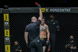 寝技の攻防で“顔面”キック、“一発”レッドに波紋 「悪意のある蹴り」ネット騒然