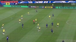 「どうなってんだよ！」日本代表戦で謎判定！？「今のは珍プレーすぎ」鎌田のパス直撃の審判が“ドロップボール”を相手側へ「日本のボールじゃないの？」「謎すぎる」