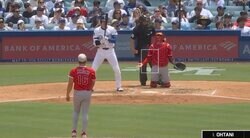 一体、何が起きた？ 大谷翔平、想定外のハプニング後に“まさかの光景” 「珍しい」「めっちゃ見てるw」 バットが折れて呆然… 動きが止まる