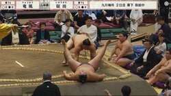 走る、走る、行司が土俵を全力ダッシュ! 力士の速すぎる攻めに“あわや”の瞬間 館内どよめきも見事回避「ナイス行司w」