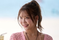 わがままボディの29歳美女のピンクビキニ姿を年下男子が絶賛＆直球アタック！