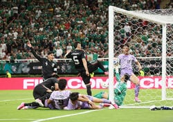 ウソでしょ！？ 韓国代表が絶望「エグすぎるって」メキシコGK、“衝撃のビッグセーブ”炸裂の瞬間…スタジアム騒然「これ止めるの？」