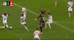 何してんの…！？ 堂安律が「最近ヤバい」1人で“組織を破壊”→カットイン弾で“衝撃ゴラッソ”！今季4ゴール目に「エグすぎだろ」「これが日本の10番」