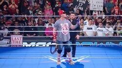 「これは危ない」“ヒール転向”人気レスラーが観客の蛮行に“笑顔でブチギレ”！「演出じゃなさそう」あわや放送事故の出来事が波紋