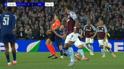 嘘だろ！主審が選手の顔面を肘打ちする珍事発生「イエローカード出るかも」強烈エルボー喰らいノックアウト→スタジアム大ブーイングの瞬間