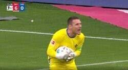 放送禁止レベル！ブチギレる守護神がヤバすぎる　25分間で7失点…フルボッコされたGKが怒り狂う瞬間 ”バイエルンの伝説”ミュラーが無慈悲すぎる一撃