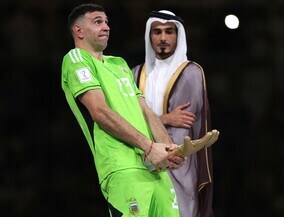 世界中が注目する表彰式で一体なぜ…アルゼンチンGKが衝撃の“お下品パフォ”を語る！「プライドなんて関係ない」【W杯】