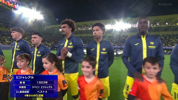 「悲劇」「とんでもないミス」チャンピオンズリーグの選手入場時に衝撃の“アンセム間違い”「今季一おもろい」まさかの“ELアンセム”が響き渡り選手困惑＆大ブーイング 4枚目