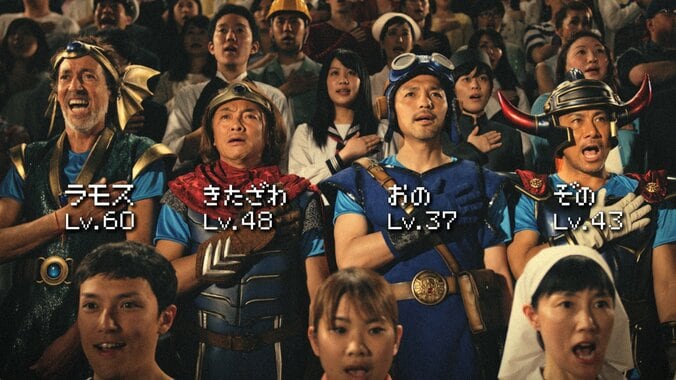 「星のドラゴンクエスト」新CMで往年のサッカー選手たちが勇者に　スタジアムで大熱唱 1枚目