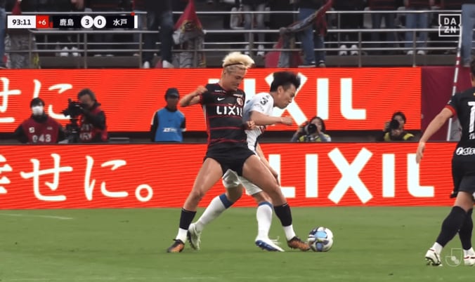 激しいチャージを仕掛ける鈴木優磨