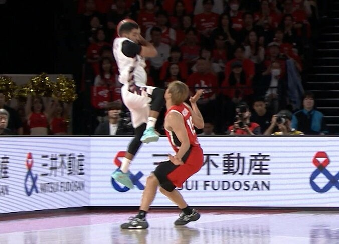 「何てことするねん！」日本代表SGが“顎に膝蹴り”の被害…「荒すぎるよ」カタール選手とHCがダブル退場で騒然【バスケW杯予選】 2枚目
