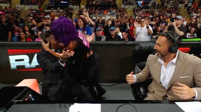 【映像】女子レスラー、殴ってハグしてキスもする“奇行”