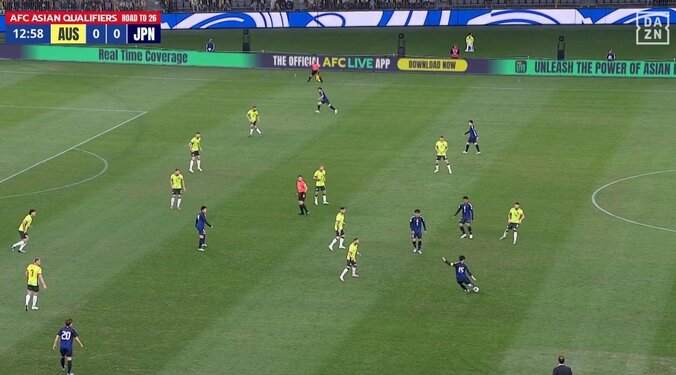 【映像】鎌田のパスが主審直撃→謎判定の瞬間