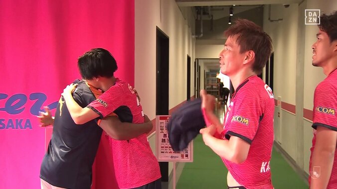 「清水エスパルス香川真司爆誕！？」「似合いすぎ」香川＆乾のユニ交換が話題沸騰「ゴージャスが過ぎる」柿谷、毎熊ら豪華“戦友”集合写真でファン歓喜 5枚目