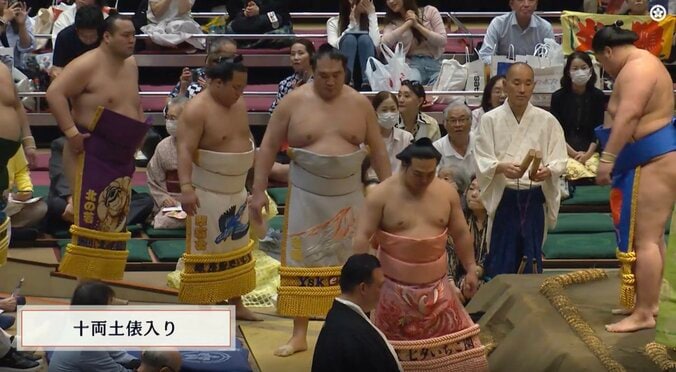 「炎鵬の化粧まわしが」一新された“ひと際目立つ”姿に「めちゃくちゃピンク」「これ可愛い」ファン熱視線 3枚目