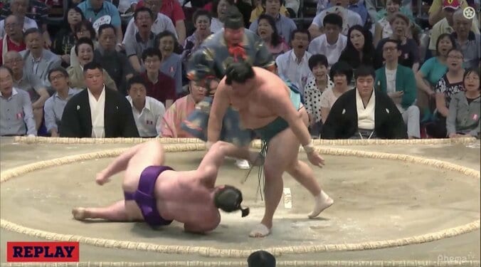 横綱不在場所、関脇・御嶽海が単独トップ　新大関・栃ノ心に土　中入り後全取組 1枚目