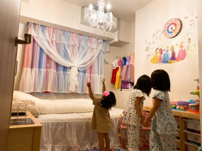 ノンスタ石田、子ども部屋に取り付けたシャンデリアを披露「プリンセスモードになりました」 1枚目