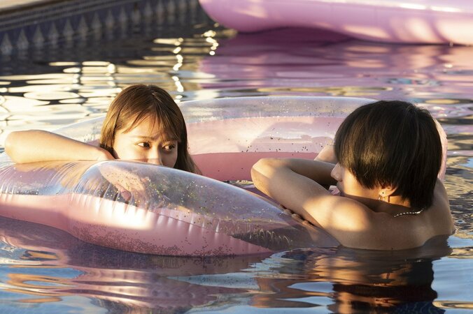 わがままボディのお姉さんとハタチの男子が浮き輪の中で密着！親密度が増すプールでのイチャイチャ『シャッフルアイランド Season2』  2枚目