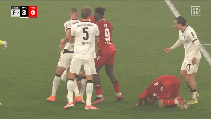 「煽りすぎだろ」“やりすぎ挑発”であわや大乱闘！「余計なこと言うな」両軍沸騰にスタジアム騒然→警告３枚でファン呆れ 4枚目