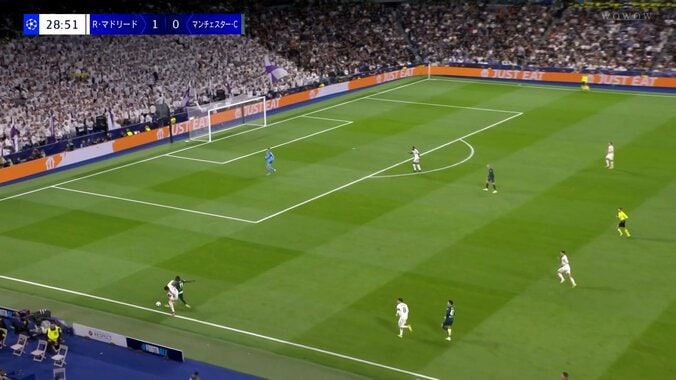 一触即発！緊迫のフェイスオフ「バチバチやな」接触プレーで倒れた相手を見下ろす煽り行為→体当たりに仁王立ちで応戦「退場するなよ」 4枚目