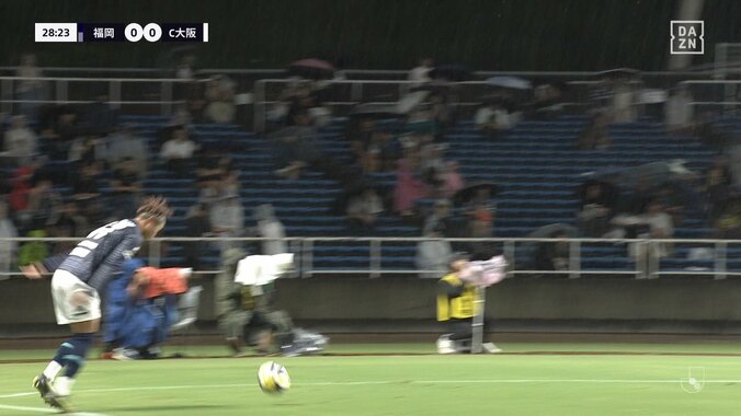 土砂降り過ぎてポロリ「恥ずかしそうだったな」濡れて滑って痛恨のファウルスロー「試合できないくらい強い雨」 4枚目