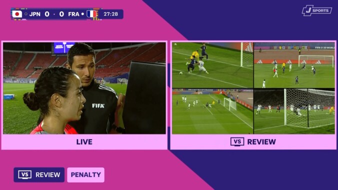 映像を確認するガルシア主審