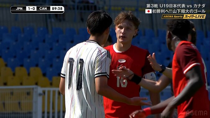 U-19日本代表戦で小競り合い勃発→主審が慌てて仲裁 18歳新鋭FWの“強気な振る舞い”にファン反応「気持ち入ってるな」 5枚目