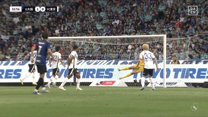 嘘だろ？G大阪・宇佐美の超スーパーFKを許したFC東京の“壁”が物議「2枚しかいないって何？」「直接狙える距離...」 4枚目