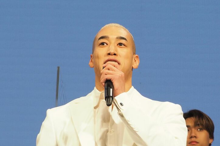 片寄涼太、上映後の歌披露に「いっぱいいっぱいになって泣きそうに」GENERATIONSが白スーツでそろい踏み『昨日より赤く明日より青く』舞台挨拶