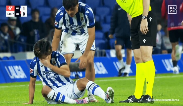 頭を押さえる久保建英