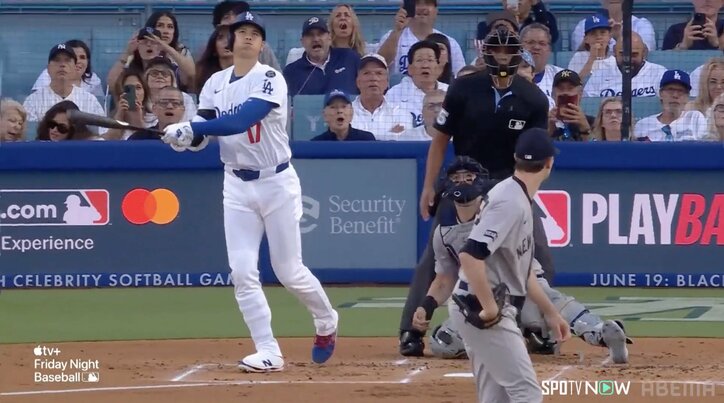 【写真・画像】ドジャー・スタジアムが揺れた！大谷翔平の21号弾でネット裏観客が“一斉に万歳”…打った瞬間に誰もが確信、球場沸騰　1枚目