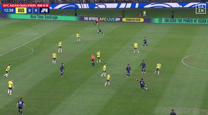 【映像】鎌田のパスが主審直撃→謎判定の瞬間