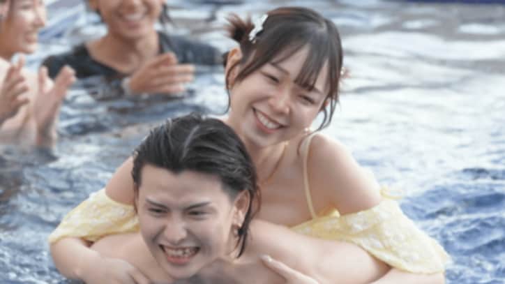 【写真・画像】美人女社長たちのセクシーなビキニ姿に男たちが大興奮！プールで密着おんぶレース　3枚目