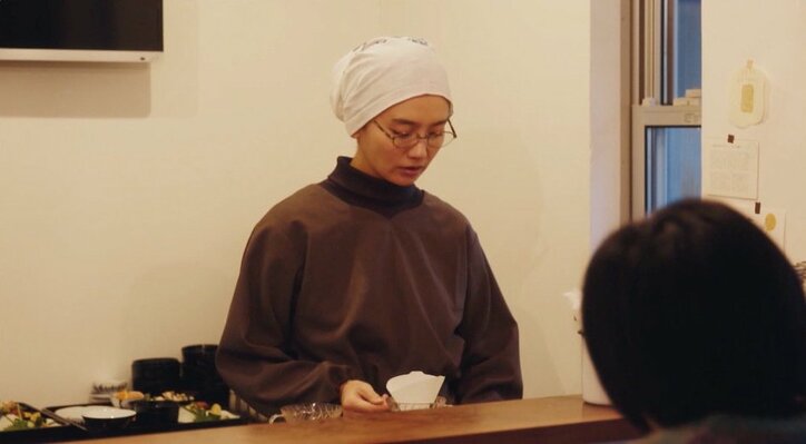 花子（中村ゆり）と美鈴（山之内すず）が一触即発？ “彼氏”の足の臭さで口論に発展！／ドラマ『ニーハムの旅』